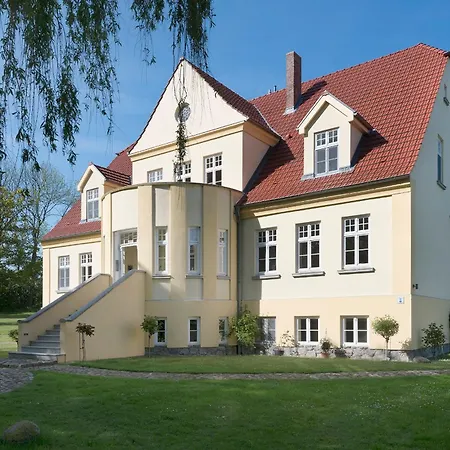 Apartment In Der Ersten Etage Des Herrenhauses *